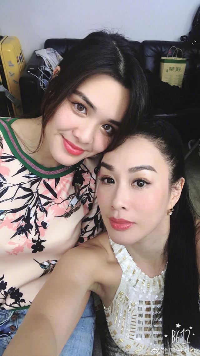 锺丽缇与首任丈夫Glen Ross育有一女张敏钧(左)。 锺丽缇与首任丈夫Glen Ross育有一女张敏钧(左)。