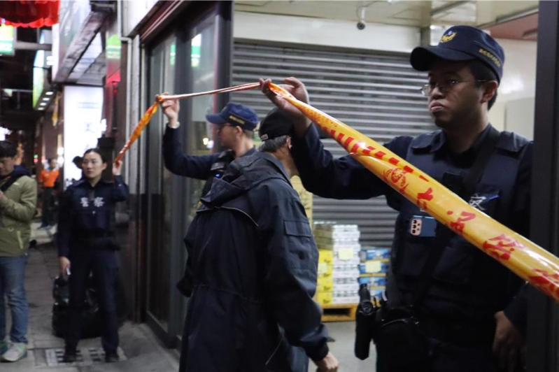警方在被黑帮闯入开枪杀人的饮料批发店调查。　中时