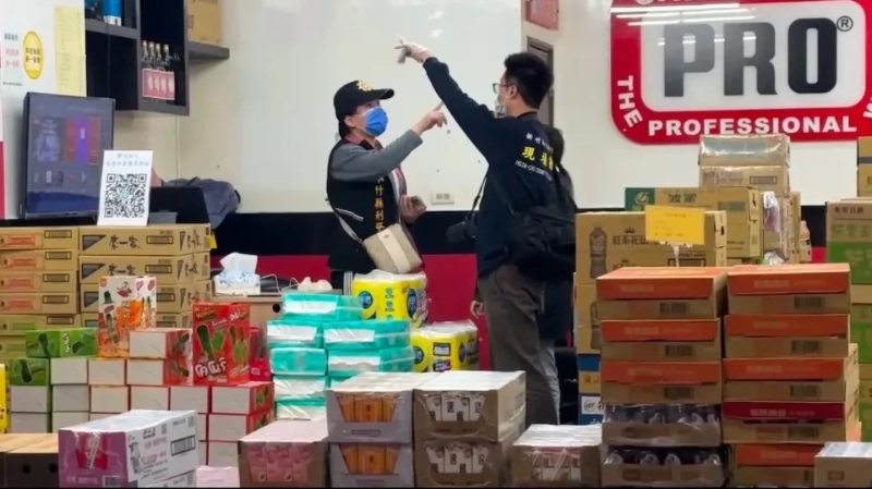 被黑帮闯入开枪杀人的饮料批发店。　中天
