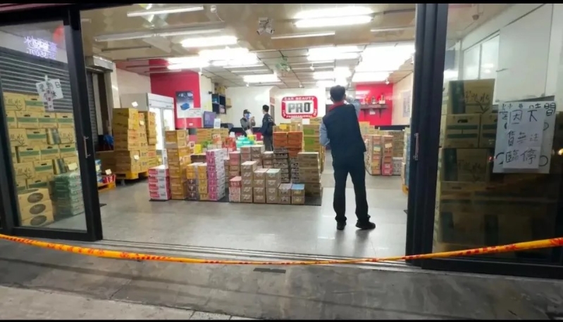 被黑帮闯入开枪杀人的饮料批发店。　中时