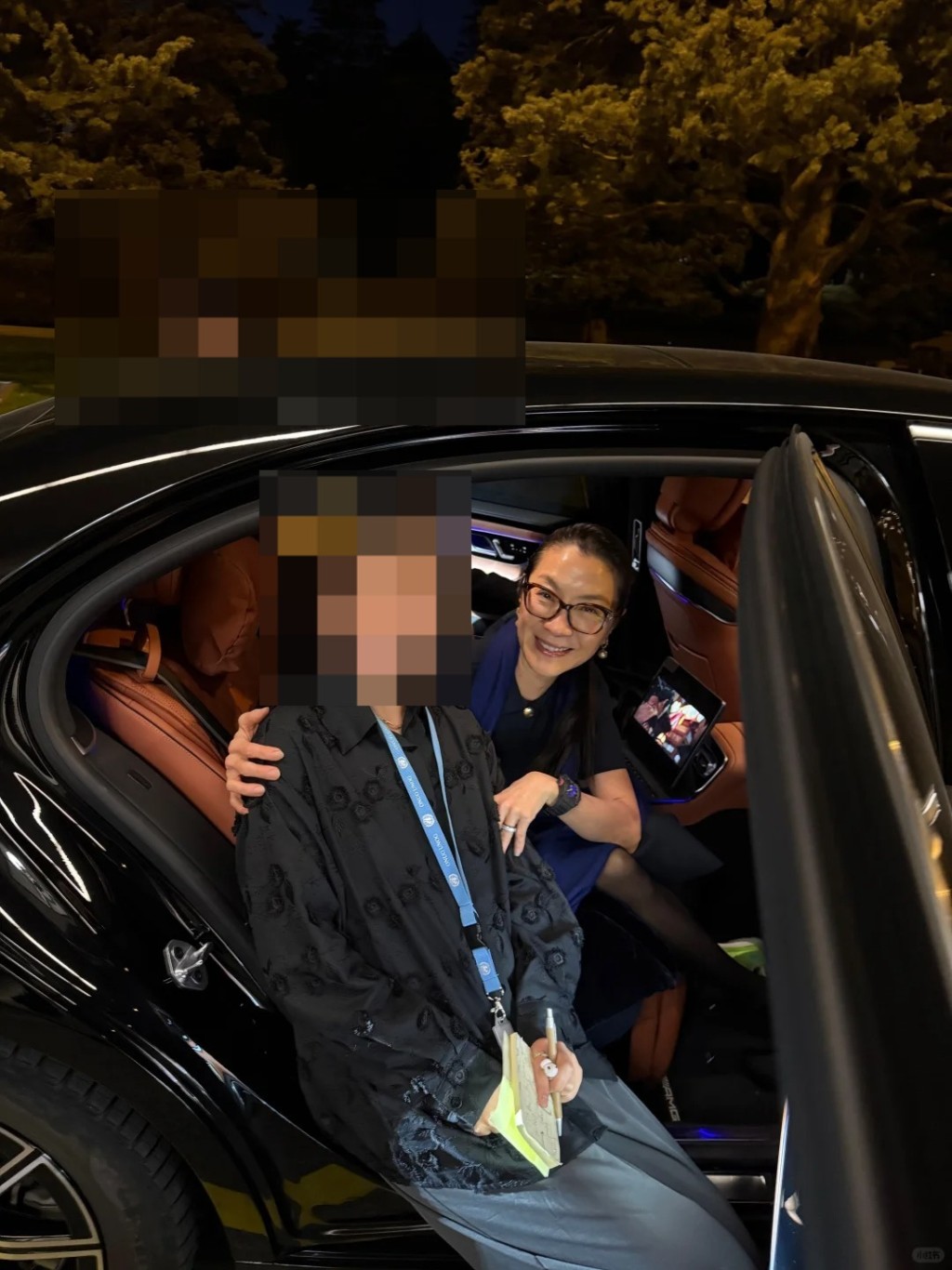 有网民在小红书上晒出两张与杨紫琼的合照 有网民在小红书上晒出两张与杨紫琼的合照