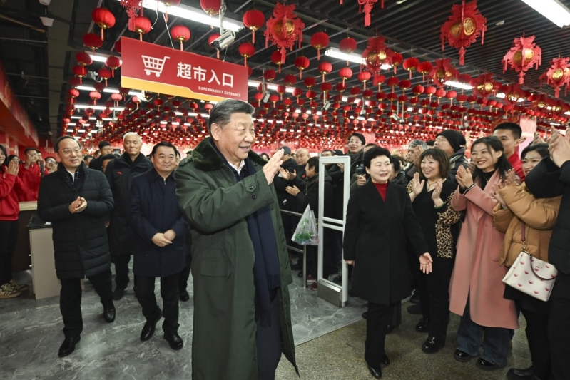 习近平在辽宁潘阳市考察调研 。 新华社