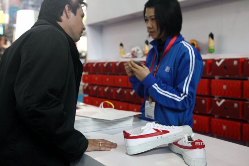 2009年，一名外国客商正在了解回力产品。 （新华社）