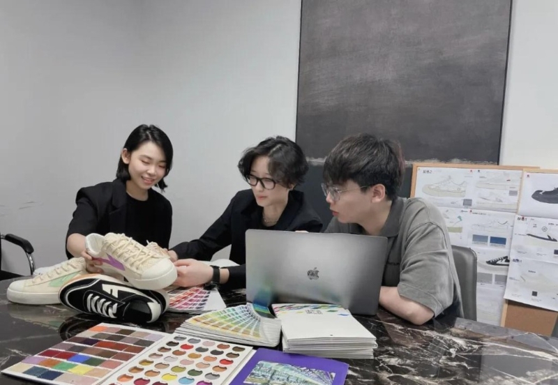 回力90后的设计师。 （网络图片）