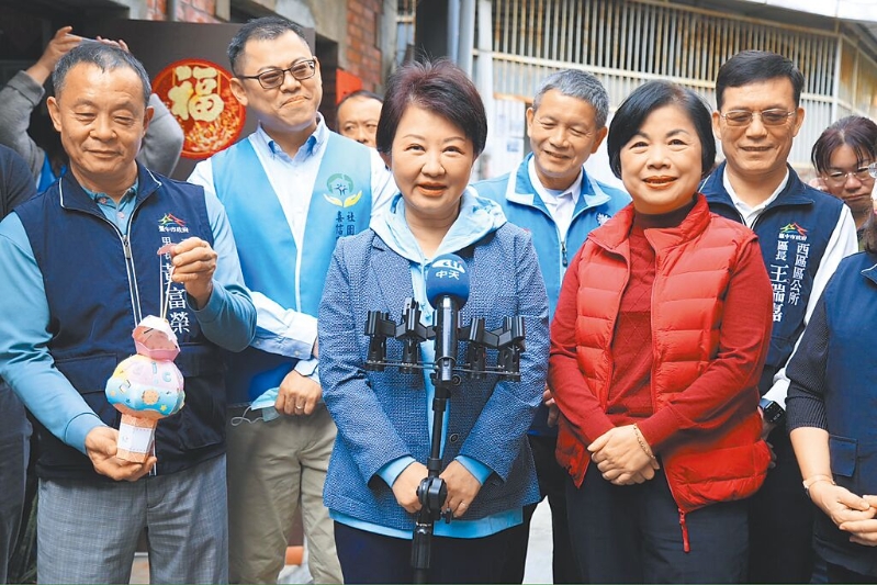 台中市蓝绿8“立委”身陷大罢免潮，市长卢秀燕（中）于26日到西区慰问流浪汉时表示，8位“立委”不论蓝绿都很优秀，做得很好、很辛苦，她虽不是“立委”但是见证人，希望大家支持他们。