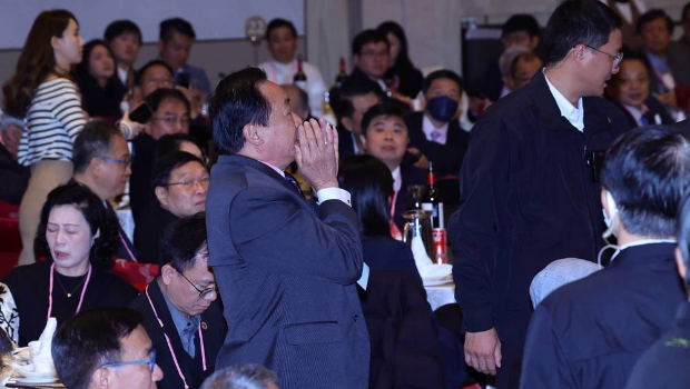 叶永松当众向赖清德喊话，要求赖勿搞劳民伤财的罢免。
