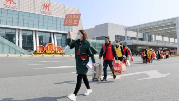 多地推包机专列助民工复工。 资料图片