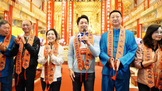 台北市长蒋万安1日走春行程中午来到信义区松山慈惠堂，蓝营“立委”徐巧芯一同出席参拜。