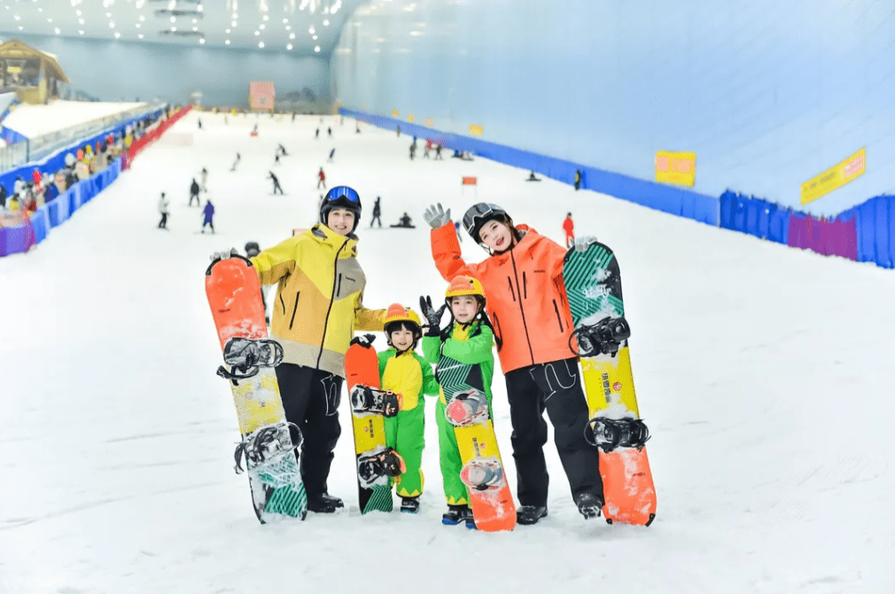 广州热雪奇迹是全球第二大大型室内滑雪场地,拥有专业的雪道和设备。 广州热雪奇迹是全球第二大大型室内滑雪场地,拥有专业的雪道和设备。