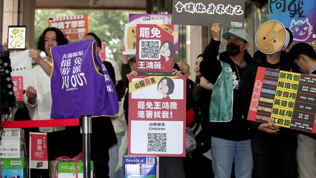 图为全台罢免团体3日前往“中选会”递交罢免选区“立委”提议连署书。
