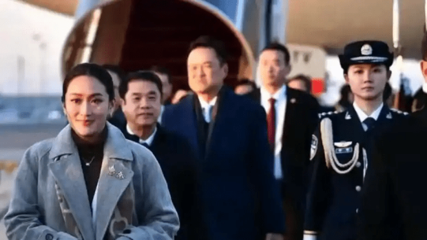 “中国最美保镖”贴身护泰总理爆红 “中国最美保镖”贴身护泰总理爆红
