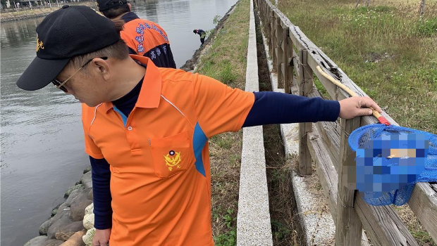 张介宗杀人分尸案警方今日进行尸块打捞，今日上午在前镇运河捞获一片疑似皮肤。