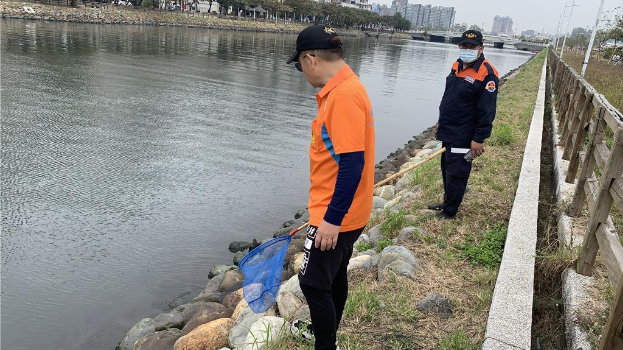 打捞人员沿着河岸找寻尸块。中时新闻网 打捞人员沿着河岸找寻尸块。中时新闻网