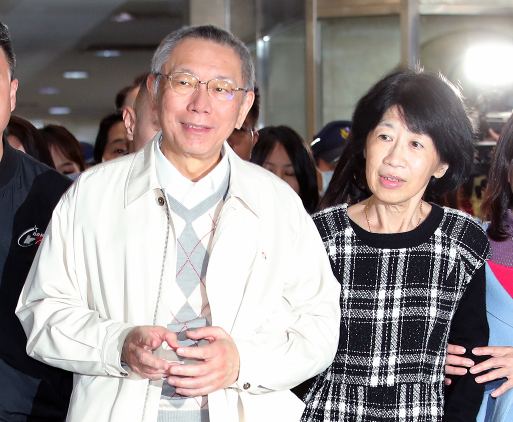 柯文哲(左)、柯文哲夫人陈佩琪( 柯文哲(左)、柯文哲夫人陈佩琪(