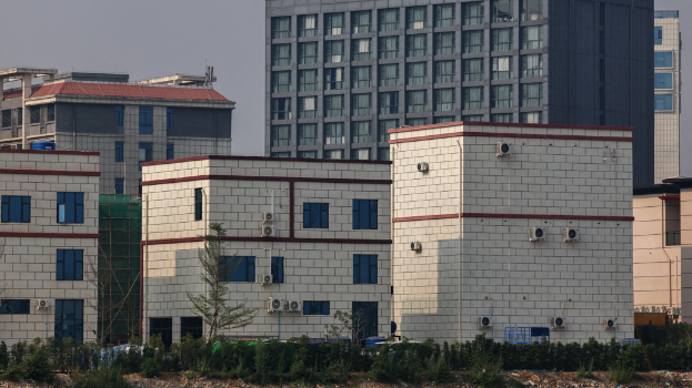 缅甸诈骗园区 | BBC直击“洗白”标语，脱身女郎：所有高楼皆同行