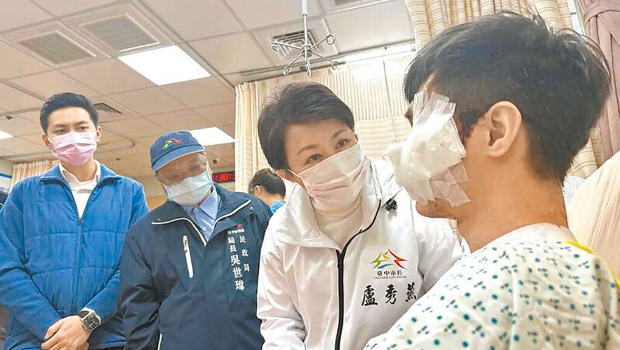卢秀燕(右二)前往医院慰问邓姓伤者 卢秀燕(右二)前往医院慰问邓姓伤者