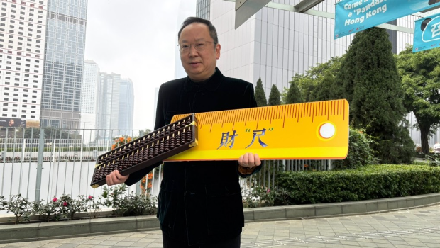 陈仲尼情人节向市民派朱古力金币 陈仲尼情人节向市民派朱古力金币