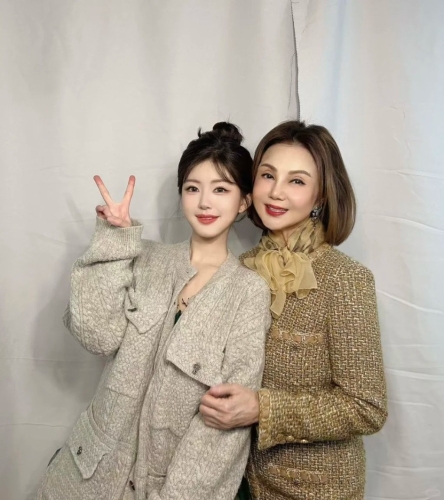 日前，谢玲玲就在小红书上分享了两张与内地顶流女星赵露思的合照，当中二人紧靠在一起留影，谢玲玲更亲昵地挽着对手手臂，似乎交情匪浅。