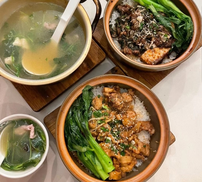 2. 香港庙街煲仔饭 紫苏牛肉拼豉汁鱼腩煲仔饭,和虾酱花肉拼滑鸡煲仔饭。(图片来源:立志瘦到110@小红书) 2. 香港庙街煲仔饭 紫苏牛肉拼豉汁鱼腩煲仔饭,和虾酱花肉拼滑鸡煲仔饭。(图片来源:立志瘦到110@小红书)