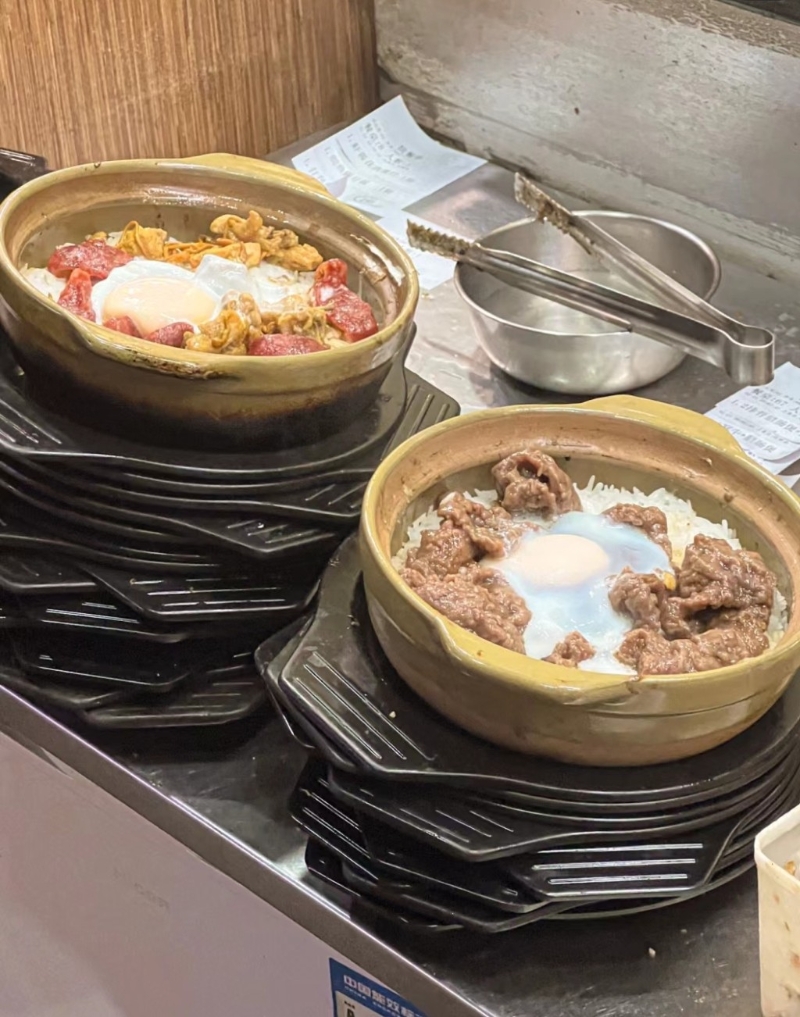 7. 陶园美食 热焫焫煲仔饭,是秋冬受欢迎美食。(图片来源:梨梨不吃葱@小红书) 7. 陶园美食 热焫焫煲仔饭,是秋冬受欢迎美食。(图片来源:梨梨不吃葱@小红书)