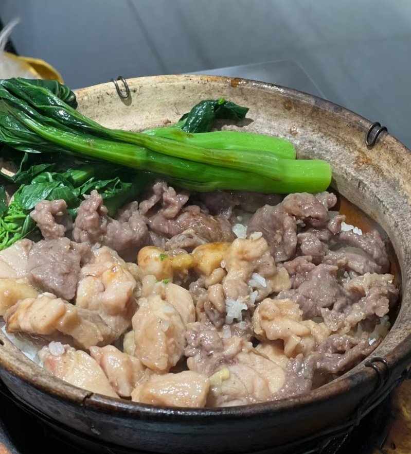 8. 好彩煲仔饭 牛肉排骨双拼煲仔饭,材料充足。(图片来源:每每@小红书) 8. 好彩煲仔饭 牛肉排骨双拼煲仔饭,材料充足。(图片来源:每每@小红书)