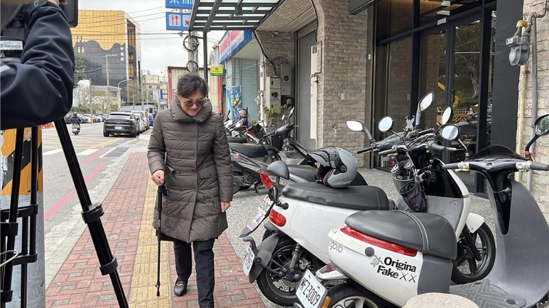 柯文哲妹妹柯美兰拄着拐杖现身 柯文哲妹妹柯美兰拄着拐杖现身