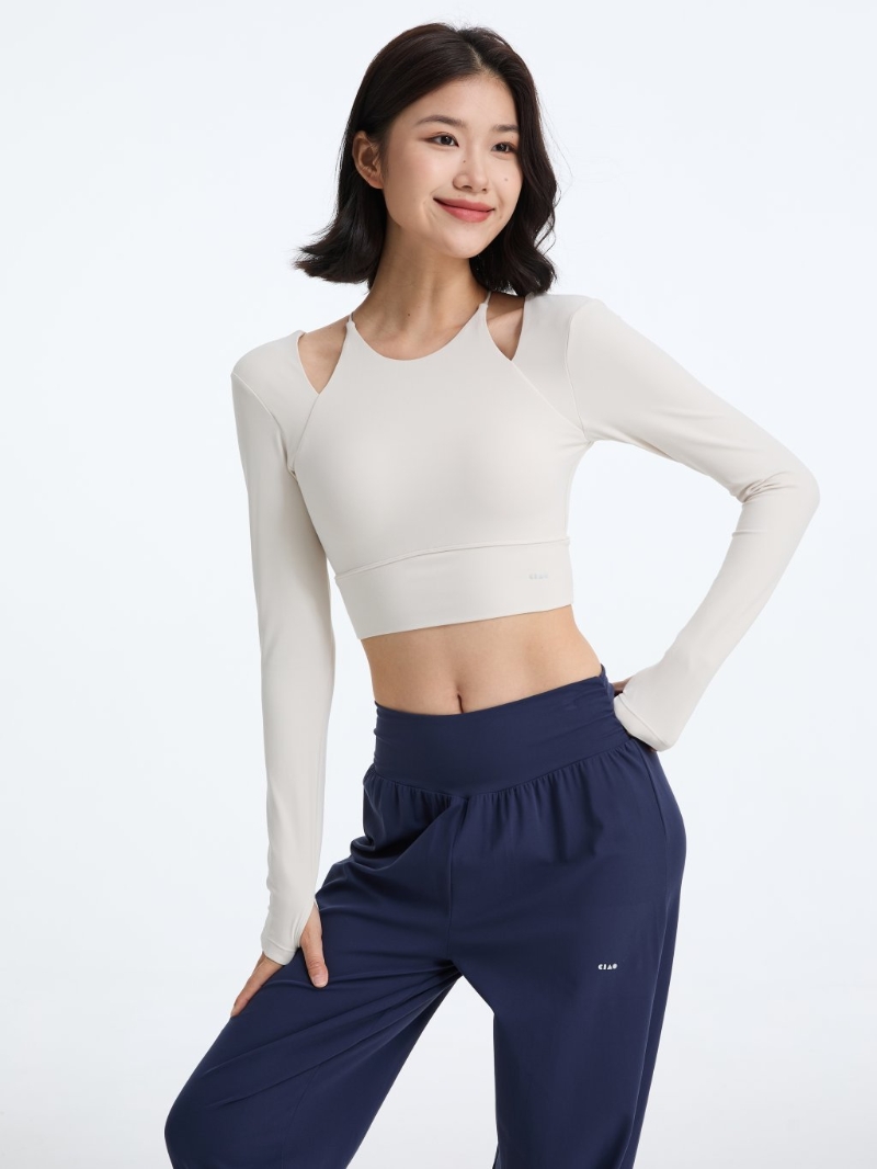Too Chill for YogaPremium Stretch™清晨瑜伽练习长袖上衣$339,采用中短身剪裁,有助拉长双腿比例。(图片来源:品牌网站) Too Chill for YogaPremium Stretch™清晨瑜伽练习长袖上衣$339,采用中短身剪裁,有助拉长双腿比例。(图片来源:品牌网站)