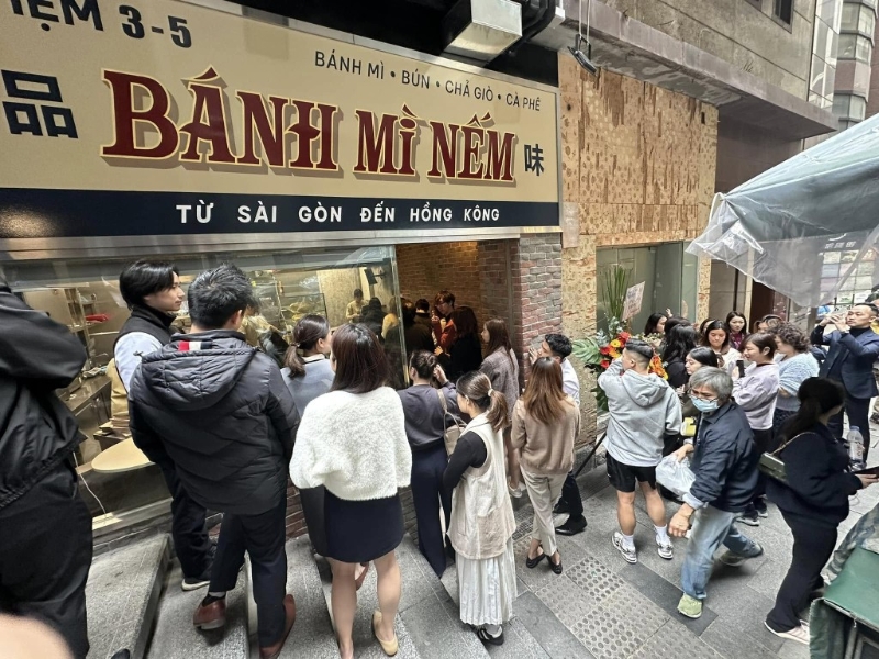 「品味Bánh MiNèm」日前进攻中环开分店,今日(18日)首日开幕,由越南籍店主KikiPhung上载的图片可见,刚开店门外已出现人龙。(图片来源:FB @Kiki Phung) 「品味Bánh MiNèm」日前进攻中环开分店,今日(18日)首日开幕,由越南籍店主KikiPhung上载的图片可见,刚开店门外已出现人龙。(图片来源:FB @Kiki Phung)