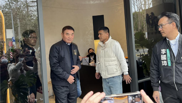 苗栗县长锺东锦下午来到新竹到柯爸灵堂拈香致意