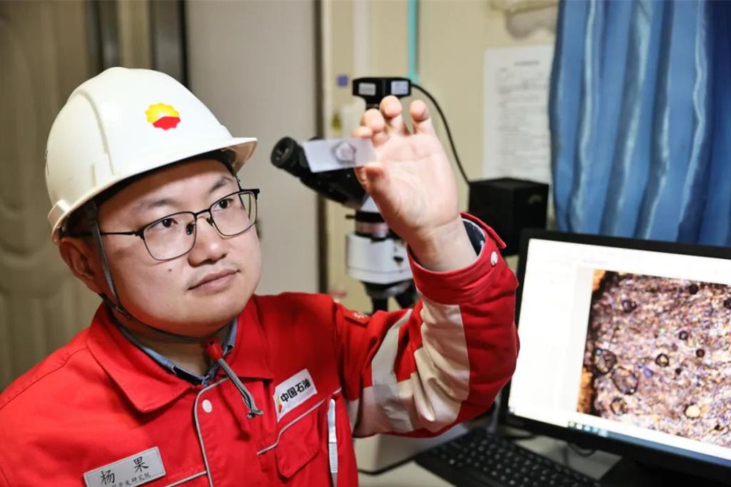 图为塔里木油田勘探开发研究院基础研究部观察岩屑磨出来的岩石薄片。 图为塔里木油田勘探开发研究院基础研究部观察岩屑磨出来的岩石薄片。