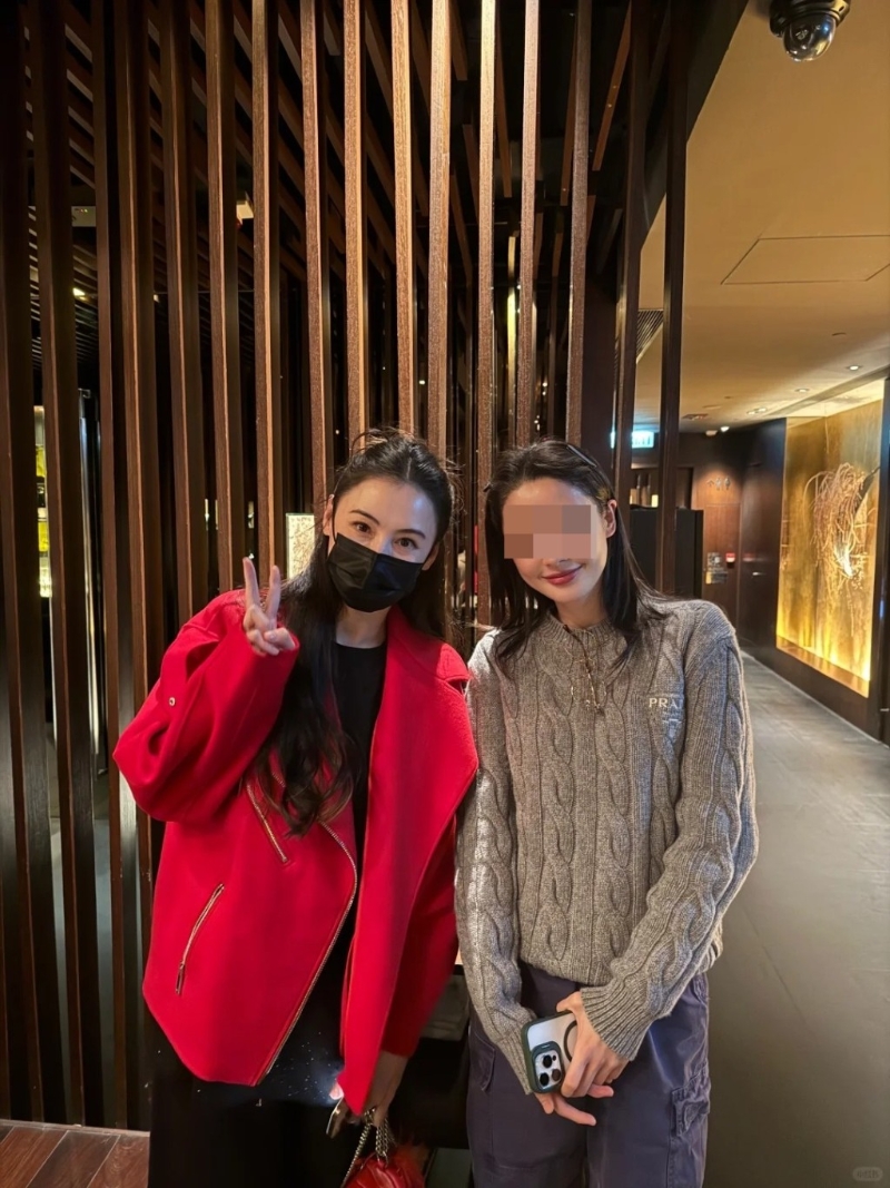 有位靓女网民昨日（22日）在小红书贴出与张栢芝的合照，见张栢芝身穿红色松身外套，内里的衣服也比较宽松，遮掩肚腹位置。