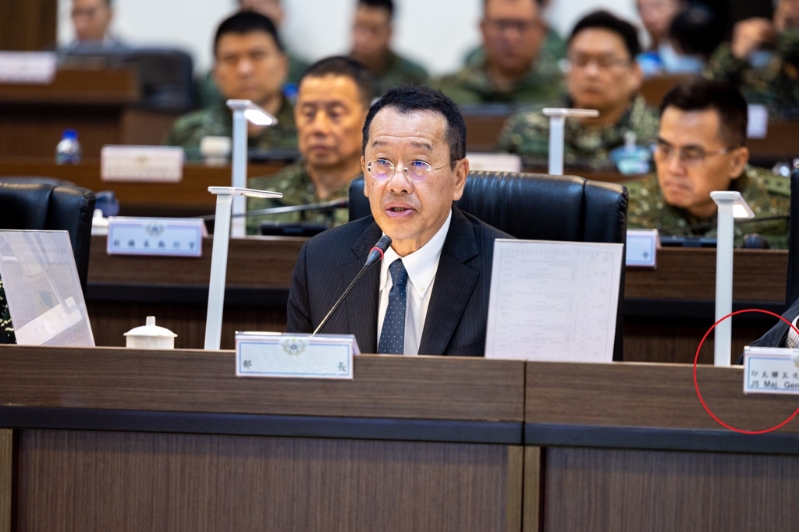顾立雄在一场军方的会议中，被发现身旁的名牌为“印太联五次...”（红圈处），疑似为美军印太司令部的现役少将。