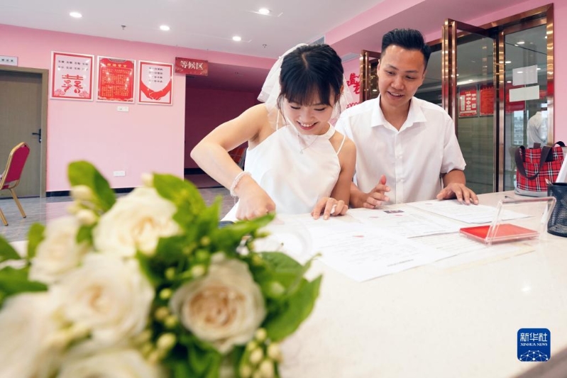 有全国政协委员建议降低婚龄至18岁,提高生育人口基数。新华社 有全国政协委员建议降低婚龄至18岁,提高生育人口基数。新华社