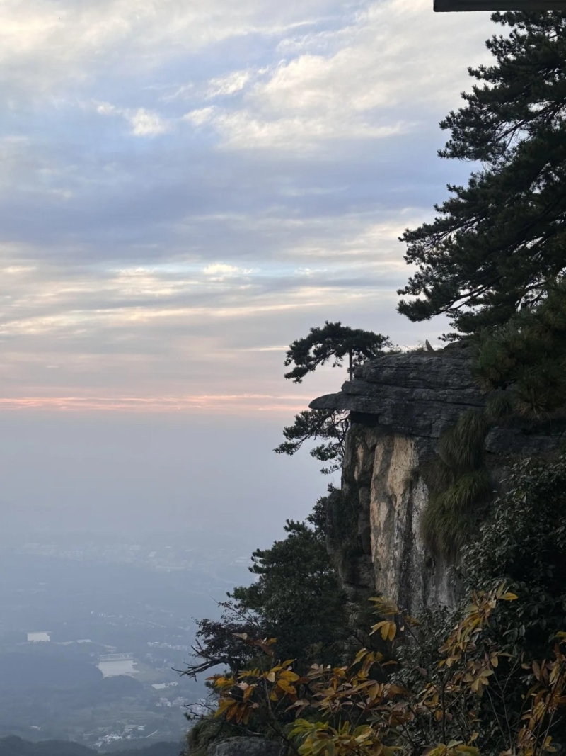 九江庐山风景名胜区龙首崖。