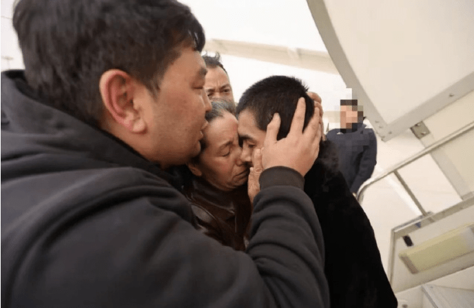 被遣返人员在机场与家人团聚。 被遣返人员在机场与家人团聚。