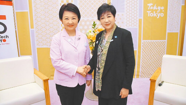 台中市长卢秀燕（左）与东京都知事小池百合子（右）的出身背景与经历有许多雷同，2人都是该座城市首位女市长。