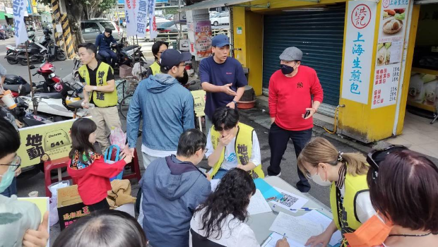 “地动删瑶”召集人赖苡任表示,1日连署罢免吴思瑶,他明显感受到民众对民进党的愤怒,边写边骂的情况比过去还多。 “地动删瑶”召集人赖苡任表示,1日连署罢免吴思瑶,他明显感受到民众对民进党的愤怒,边写边骂的情况比过去还多。