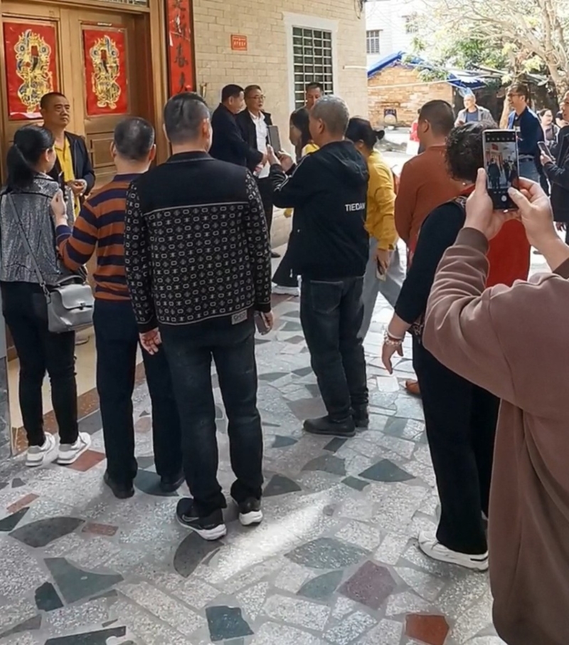 梁文锋老家门口成民众打卡点。