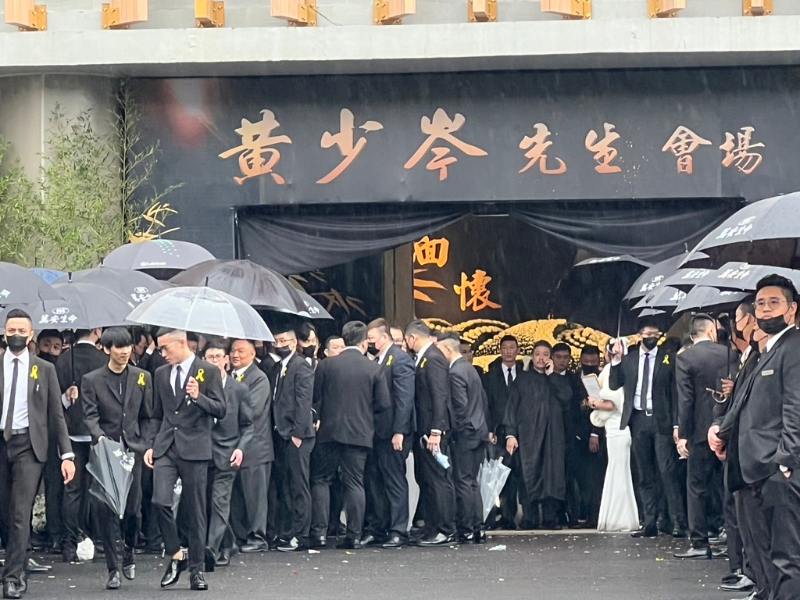 竹联帮主黄少岑告别式，逾千人到场，现场一片黑色伞海。