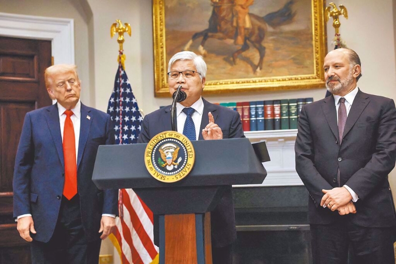 美国总统特朗普(左) 美国总统特朗普(左)