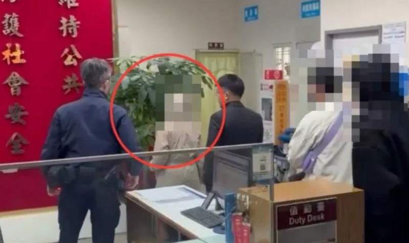 梁妻（红圈处）做完笔录低头不语离开警局。（翻摄中天新闻）