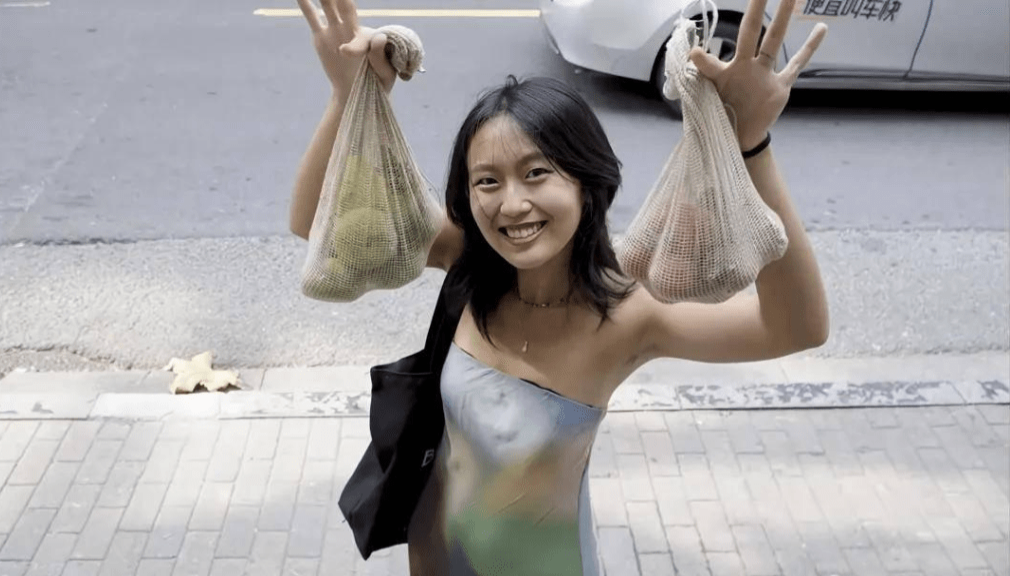 苏一格买水果自带网兜。 苏一格买水果自带网兜。