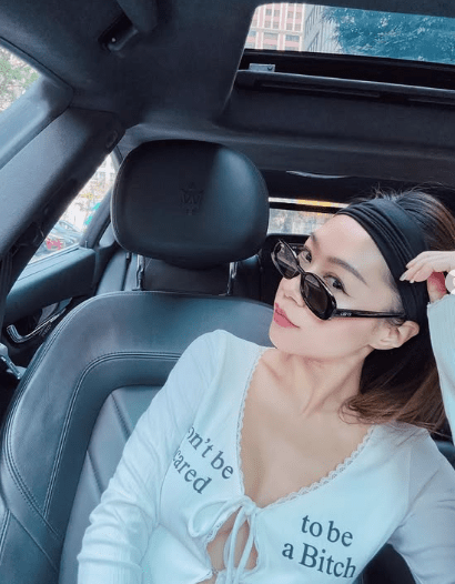 黄心妙身穿一件低胸V领白色上衣,内扣设计露出胸下及腹部的白皙肌肤,让其纤幼的小蛮腰若隐若现。 黄心妙身穿一件低胸V领白色上衣,内扣设计露出胸下及腹部的白皙肌肤,让其纤幼的小蛮腰若隐若现。