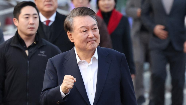 在历经52天后,尹锡悦8日获释,返回位于首尔市龙山区汉南洞的官邸。 在历经52天后,尹锡悦8日获释,返回位于首尔市龙山区汉南洞的官邸。