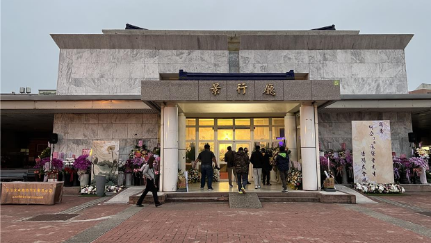 民众党前主席柯文哲父亲柯承发2月17日病逝,家属10日上午举办告别式,清晨6点现场只有媒体。 民众党前主席柯文哲父亲柯承发2月17日病逝,家属10日上午举办告别式,清晨6点现场只有媒体。