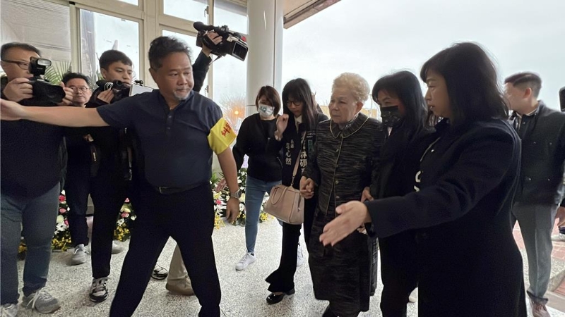 柯妈何瑞英则于6点40分许到达会场。 柯妈何瑞英则于6点40分许到达会场。