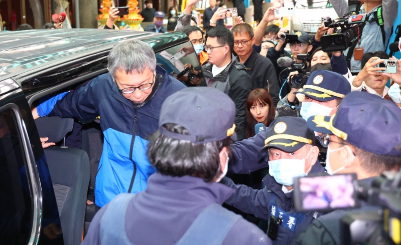 民众党前主席柯文哲父亲柯承发老先生10日举行告别式,在押的柯文哲9时前在矫正署人员戒护下抵达。 民众党前主席柯文哲父亲柯承发老先生10日举行告别式,在押的柯文哲9时前在矫正署人员戒护下抵达。