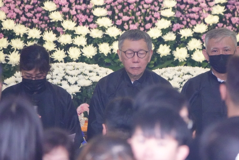 前民众党主席柯文哲父亲2月17日逝世,享耆寿94岁,告别式10日于新竹市立殡仪馆景行厅举行。 柯文哲在家祭看到久违家人与告别父亲的最后一程,看似硬汉的柯文哲仍不住哽咽。 前民众党主席柯文哲父亲2月17日逝世,享耆寿94岁,告别式10日于新竹市立殡仪馆景行厅举行。 柯文哲在家祭看到久违家人与告别父亲的最后一程,看似硬汉的柯文哲仍不住哽咽。