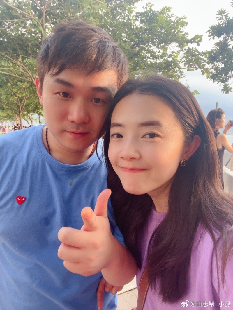 田志希在微博分享与丈夫徐克的合照。