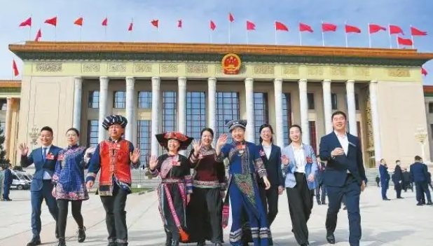 华侨华人聚焦中国两会：示发展信心，迎合作契机